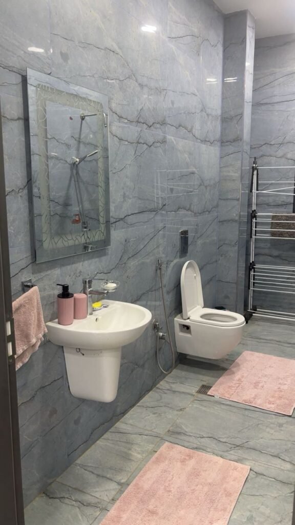 Modern bathroom with marble walls and luxury fixtures in a furnished apartment near Benghazi University, حي الجامعي